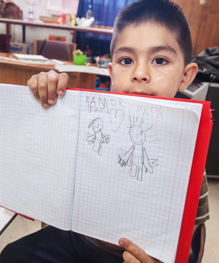 fundacion-oportunidad-niño-cuaderno-escritura